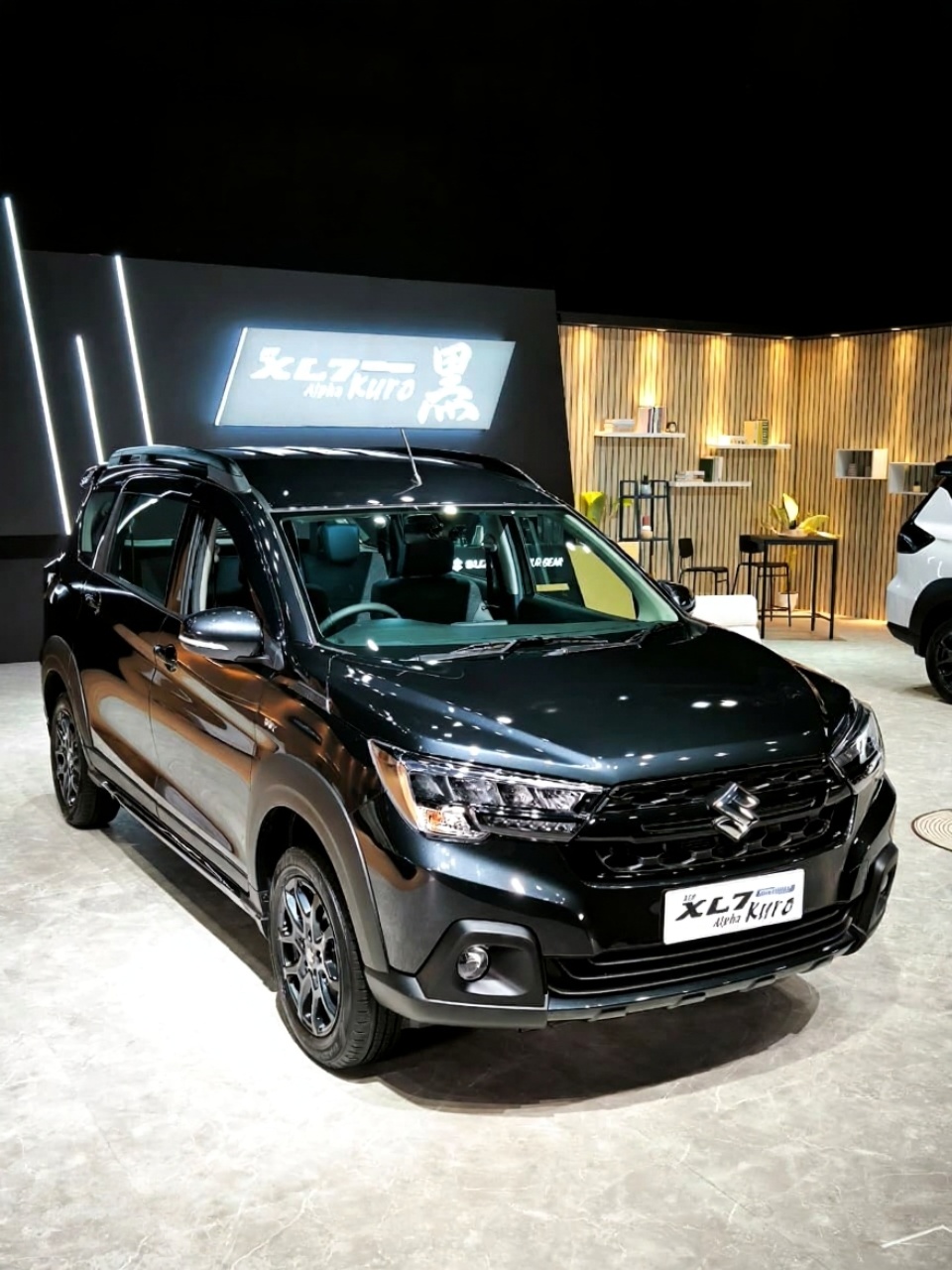 Suzuki New XL7 Hybrid Alpha Kuro - tampak depan